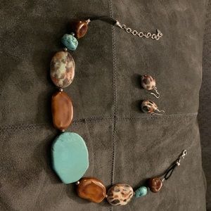 turquoise and brown stones! Absolutely stunning. Earrings and necklace set